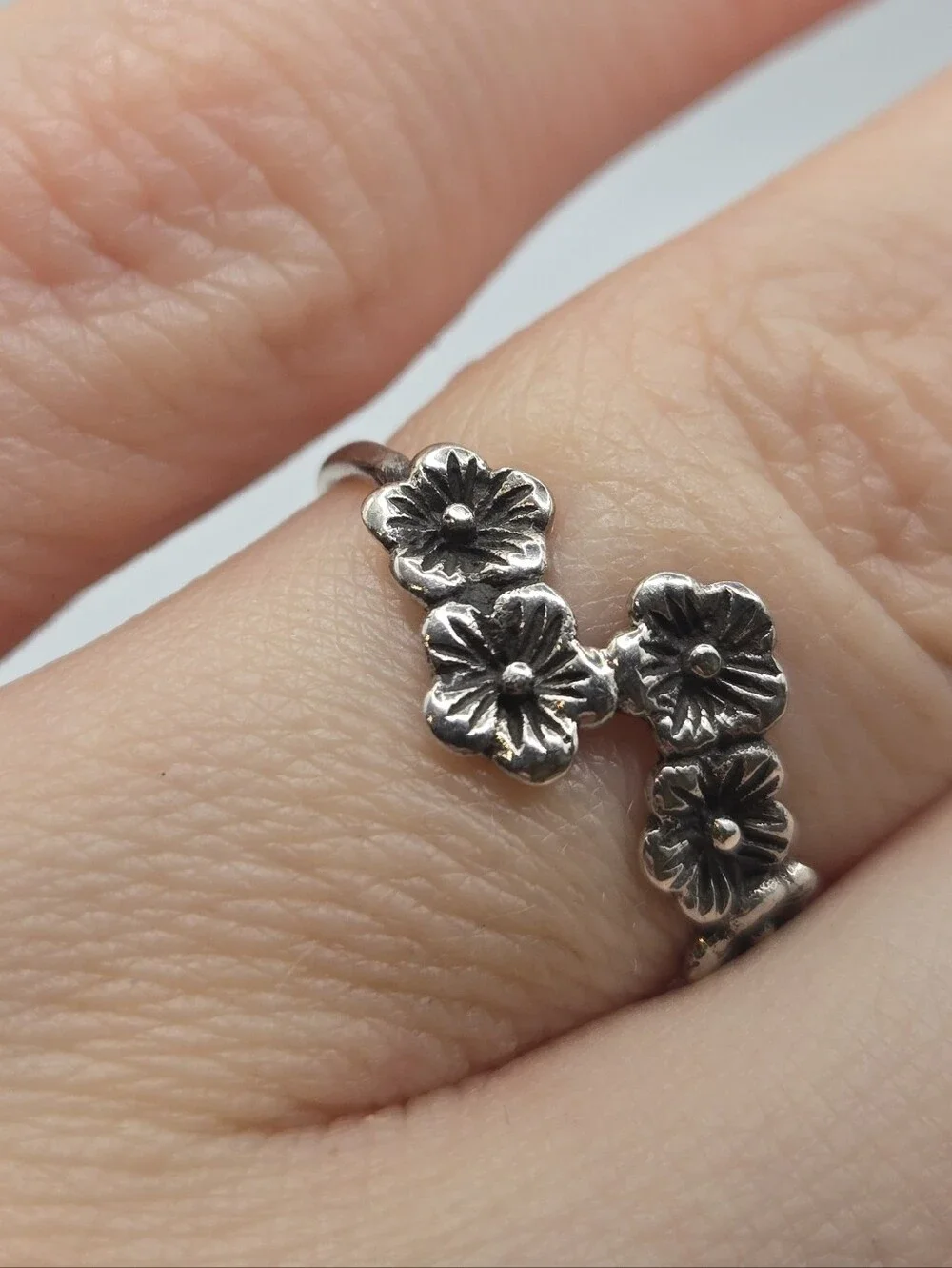 Sterling Silver Ring Row of Daisy Flowers size 7 Fairy Boho Dainty Delicate 925